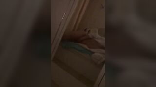 Ragazza italiana si masturba allo specchio