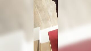 Sega e sborrata davanti a vicina di casa sulle scale