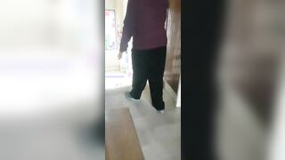 Sega e sborrata davanti a vicina di casa sulle scale