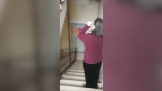 Sega e sborrata davanti a vicina di casa sulle scale