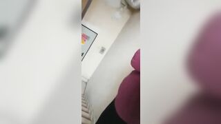 Sega e sborrata davanti a vicina di casa sulle scale