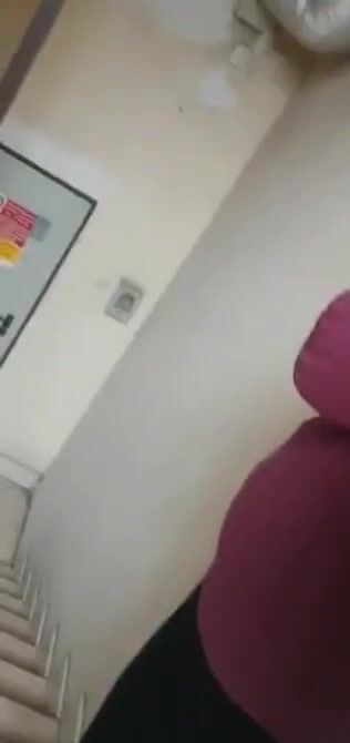 Sega e sborrata davanti a vicina di casa sulle scale
