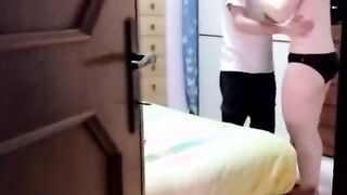 Il cornuto mi guarda mentre mi faccio scopare