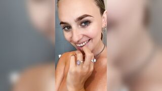 Troia bionda abbronzata in doccia