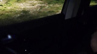 Car sex fidanzata italiana che sega guardone nel parcheggio