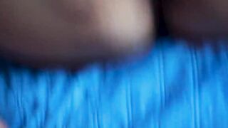 Coinquilina beccata a masturbarsi è cosi eccitata che si fa scopare