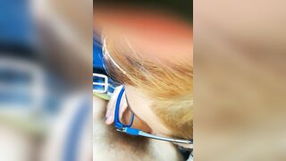 Pompino ragazza italiana con occhiali in macchina