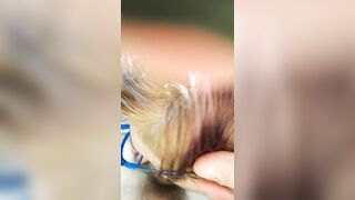 Pompino ragazza italiana con occhiali in macchina