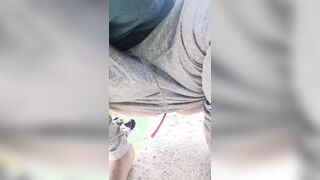 Un attimo che c'è gente - Italiana si masturba nel parco pubblico