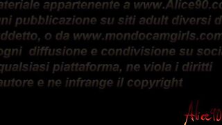 Ragazza italiana seduce commesso nel negozio di scarpe e lo sega