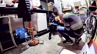 Ragazza italiana seduce commesso nel negozio di scarpe e lo sega