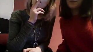 Studentesse italiane limonano e fumano una canna