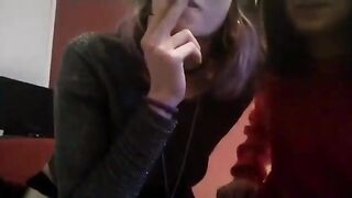 Studentesse italiane limonano e fumano una canna