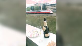 Ragazza italiana esibizionista fa l'aperitivo a Milano senza mutandine