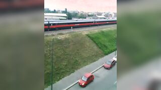 Ragazza italiana esibizionista fa l'aperitivo a Milano senza mutandine