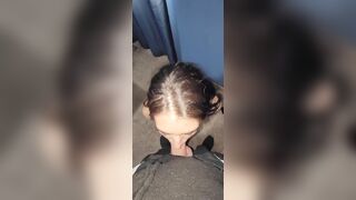 Bocchino fidanzata mora inginocchiata nel camerino del negozio