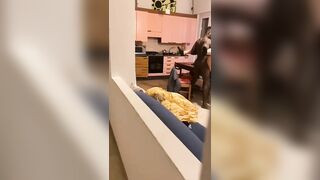 Cornuto si fa una sega con lei sbattuta da nero sul tavolo