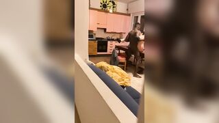 Cornuto si fa una sega con lei sbattuta da nero sul tavolo