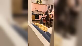 Cornuto si fa una sega con lei sbattuta da nero sul tavolo