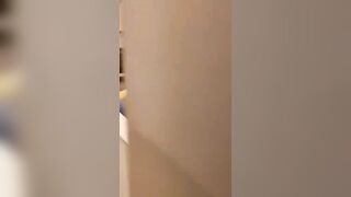 Cornuto si fa una sega con lei sbattuta da nero sul tavolo