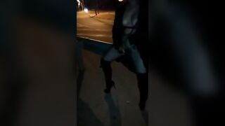 Moglie italiana si sditalina in strada di notte