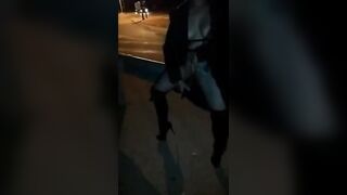 Moglie italiana si sditalina in strada di notte