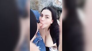 Ragazzi sono una troia e glielo succhio sugli scogli...SBORRATEMI TUTTI IN FACCIA