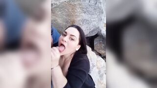 Ragazzi sono una troia e glielo succhio sugli scogli...SBORRATEMI TUTTI IN FACCIA