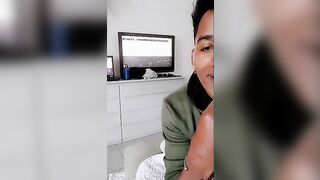 Giovane studentessa italiana fa un pompino ad amico di colore