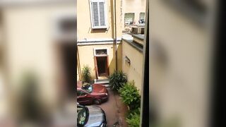 Ragazza italiana esibizionista eccita vicino di casa nuda alla finestra