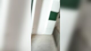 Ragazza italiana esibizionista eccita vicino di casa nuda alla finestra