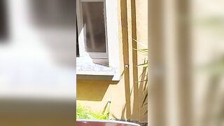 Ragazza italiana esibizionista eccita vicino di casa nuda alla finestra