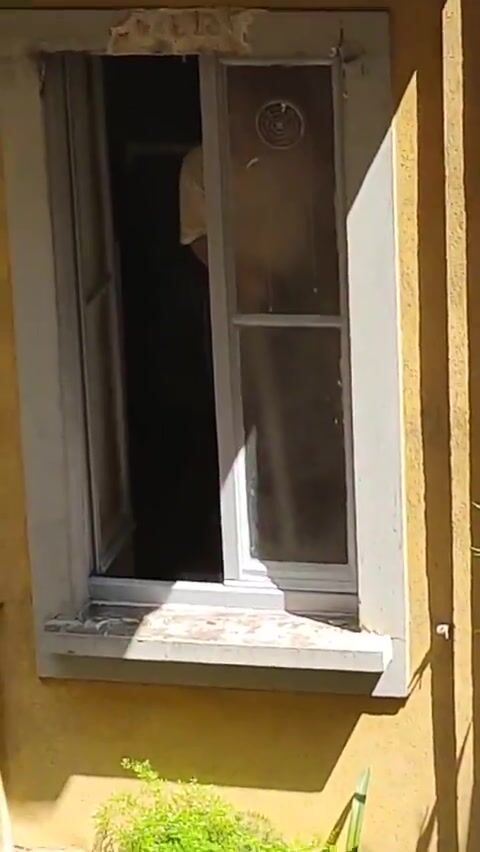 Ragazza italiana esibizionista eccita vicino di casa nuda alla finestra