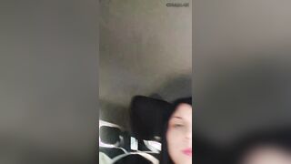 Non fare colare la sborra che mi sporco....ingoia