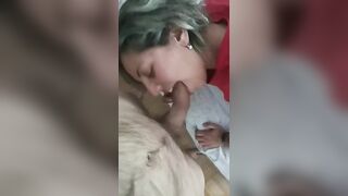 La cagna spompina il cazzo