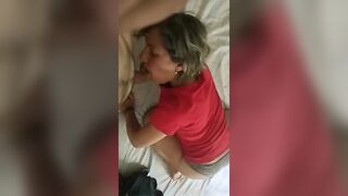 La cagna spompina il cazzo