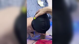 La cagnetta succhia il cazzo alla sua padrona trans