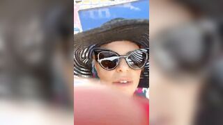 Milf italiana tettona prende il sole in topless al mare