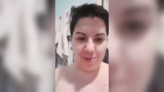 Mi masturbo per te sotto la doccia amare