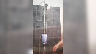 Mi masturbo per te sotto la doccia amare