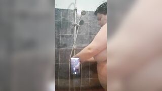 Mi masturbo per te sotto la doccia amare