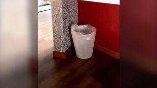 Milf italiana fa un pompino e beve lo sperma con la cannuccia dal bicchiere