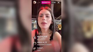 A 100 persone tiro fuori le tette - Condividete sta cazzo di diretta