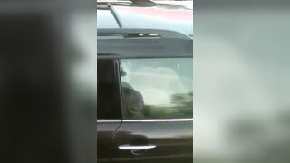 No ma che cazzo le sta a fa - Pompino in auto in autostrada