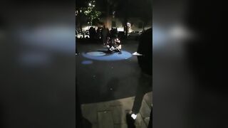 Non ci credo che due troie - Esibizionismo in piazza ragazze italiane lesbiche