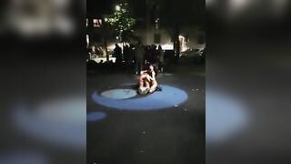 Non ci credo che due troie - Esibizionismo in piazza ragazze italiane lesbiche