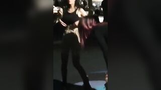 Non ci credo che due troie - Esibizionismo in piazza ragazze italiane lesbiche