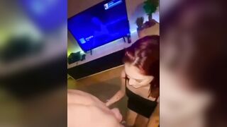 Mary inizia a succhiare il cazzo al suo ragazzo