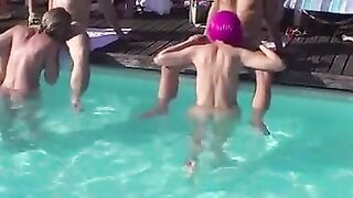 Concorso Miss pompino con mogli scambiste che spompinano singoli in piscina