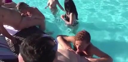 Concorso Miss pompino con mogli scambiste che spompinano singoli in piscina